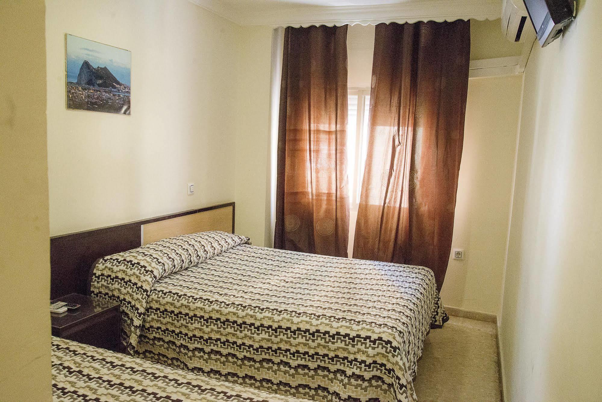 Hostal La Campana La Línea de la Concepción Extérieur photo