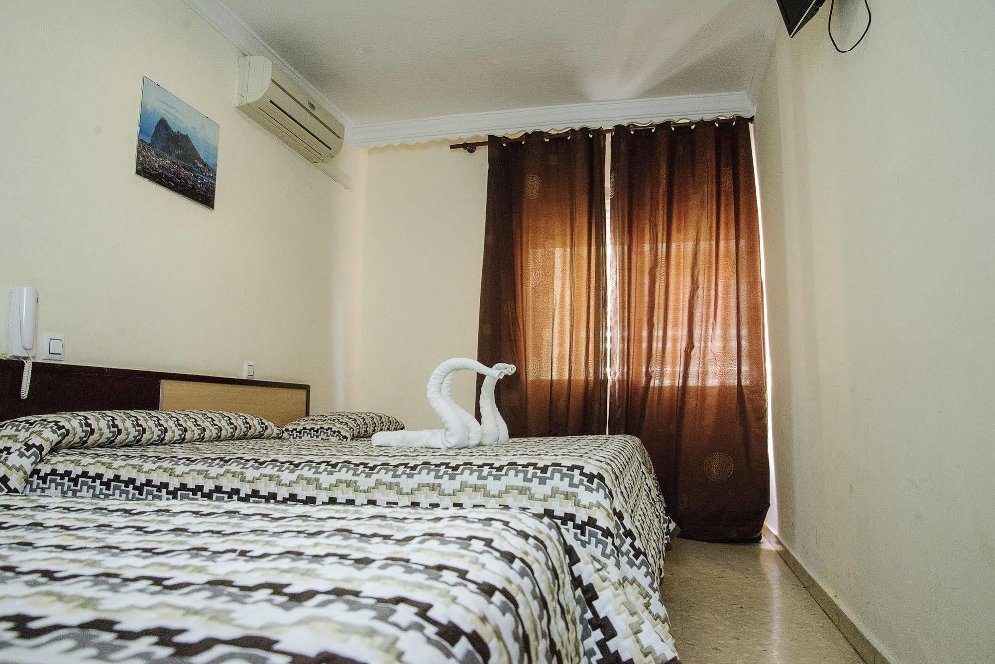 Hostal La Campana La Línea de la Concepción Extérieur photo