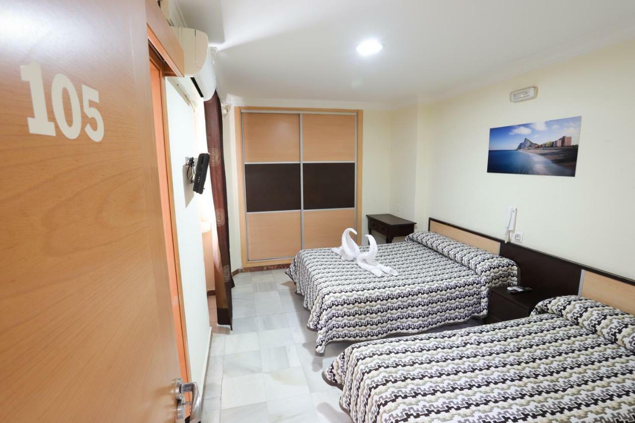 Hostal La Campana La Línea de la Concepción Extérieur photo