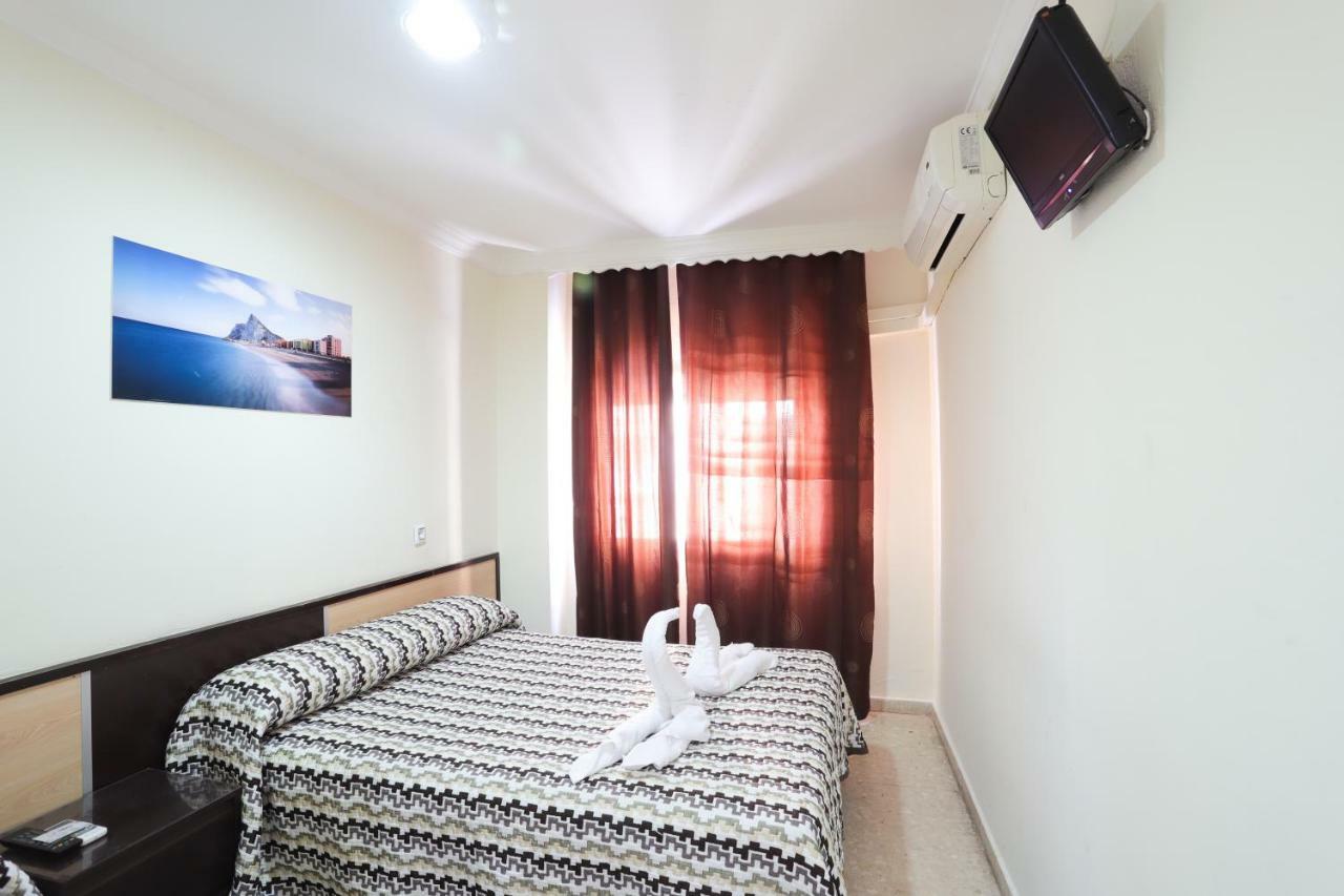 Hostal La Campana La Línea de la Concepción Extérieur photo