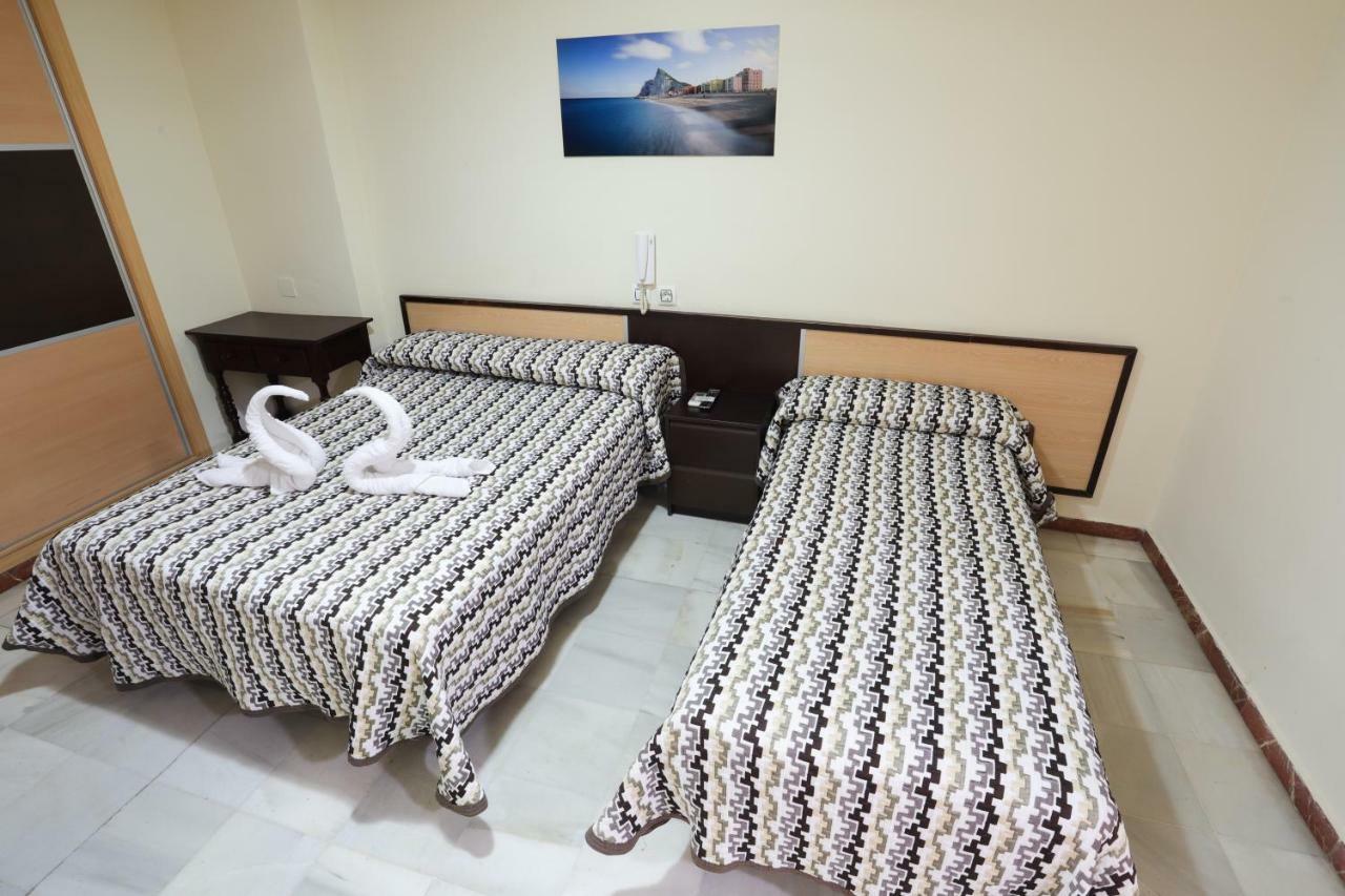 Hostal La Campana La Línea de la Concepción Extérieur photo